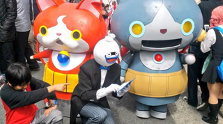 Illustration for article titled Cosplay Overruns the Streets of Osaka